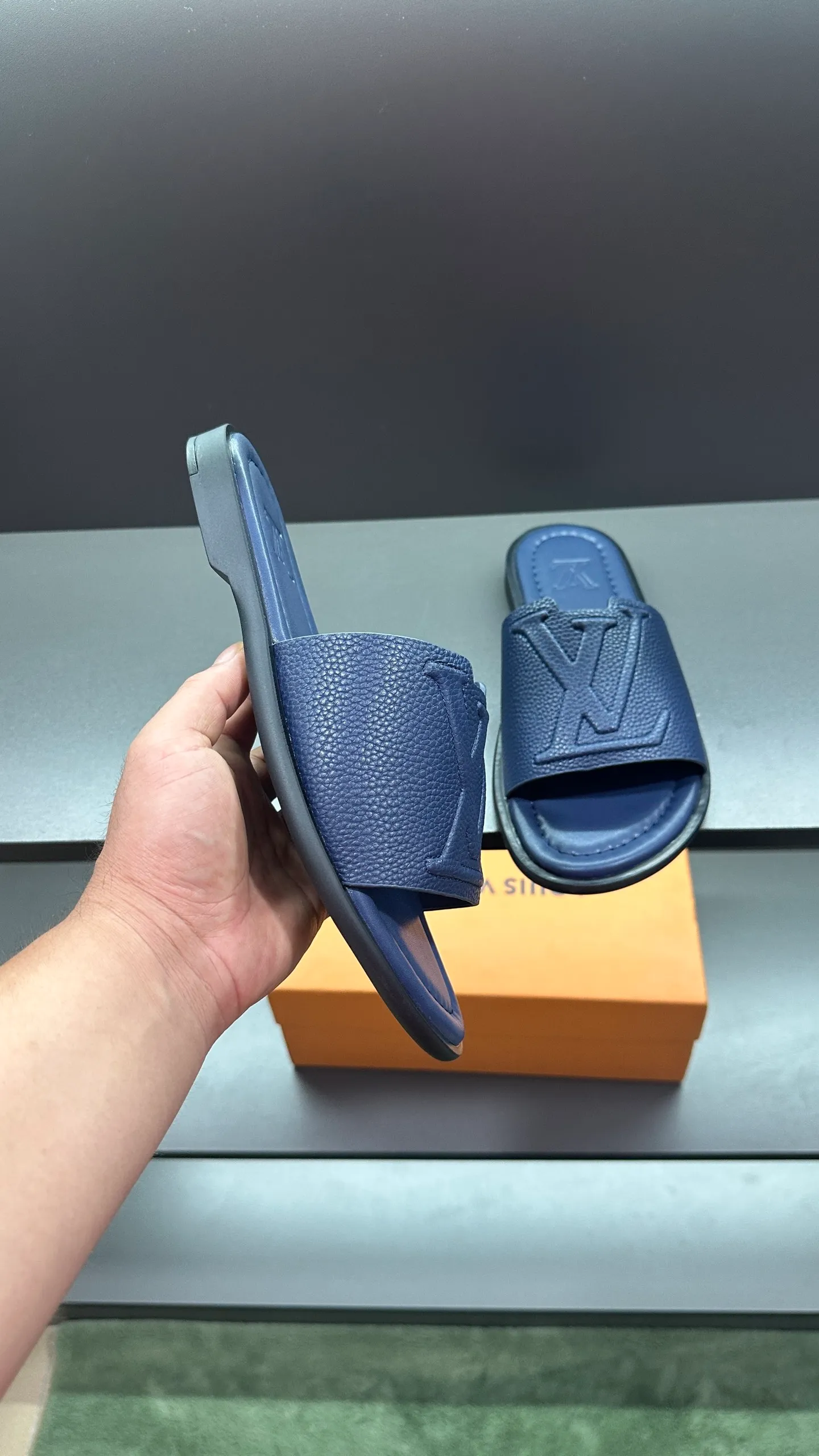 P300 🔍LV Men's Spring and Summer Slippers Counter Synchronization. The uppers are imported cowhide fabrics from Italy, with logo graphics and high-quality craftsmanship. Soles: original soles specially provided by the original factory. Exclusive movable molded soles are super comfortable. Original factory follow-up orders. 🔍🔍High quality. You can enter and leave the counter at will. Welcome to compare. Code number 38-45 No. 058